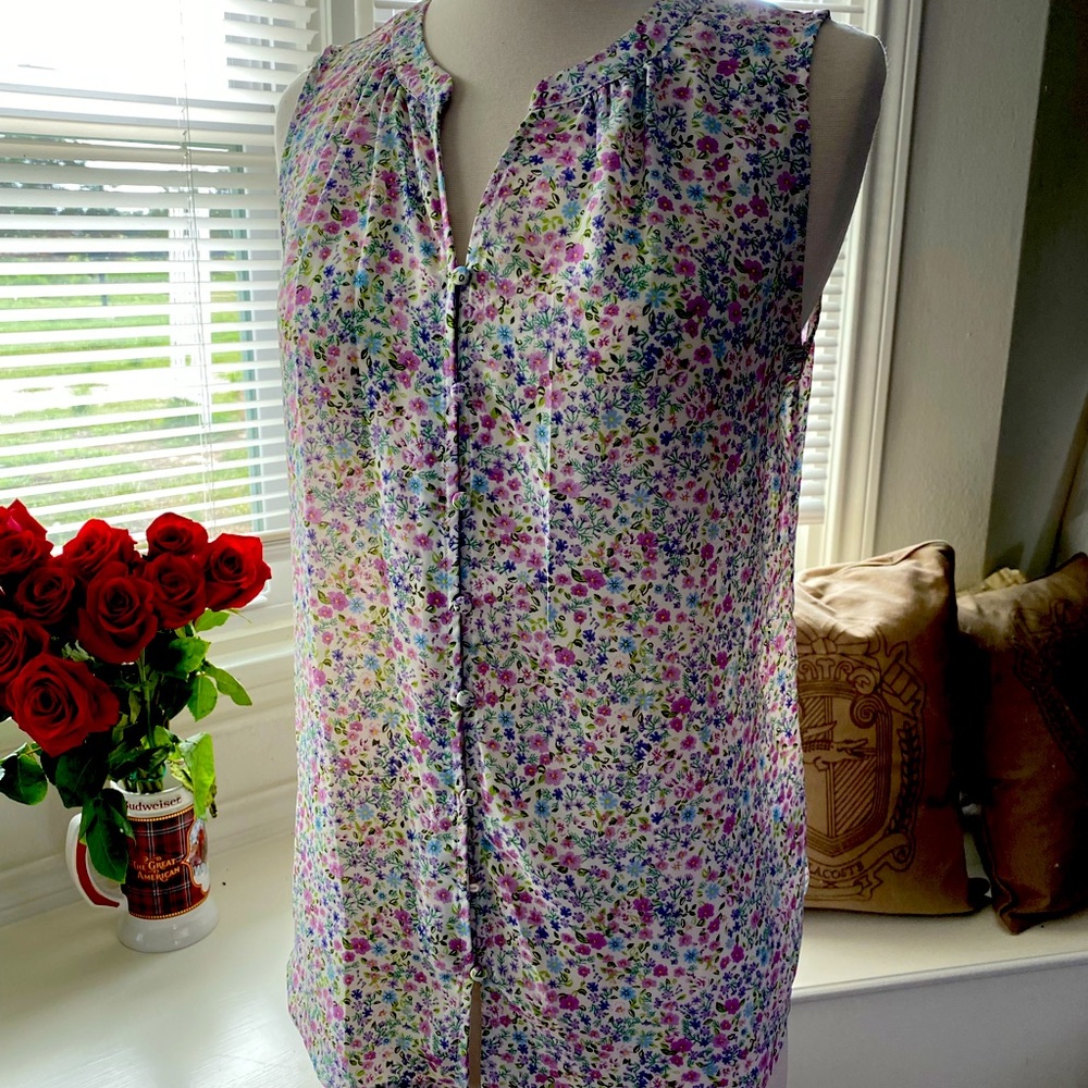 🌸 Flowery sleeveless blouse by Dalia. Sz S